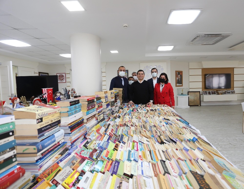 AK Parti, Cemil Meriç Kitaplığına 4 binden fazla eser bağışladı