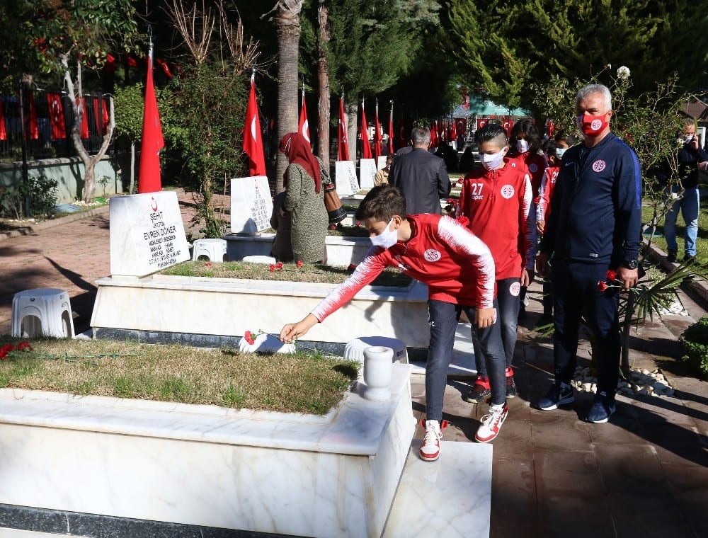 Antalyaspor U12 takımı 18 Mart sebebiyle Şehitliği ziyaret etti