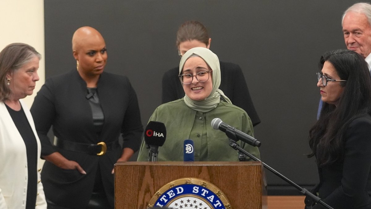 Rümeysa Öztürk, Logan Havalimanı'nda Basın Toplantısı Düzenledi